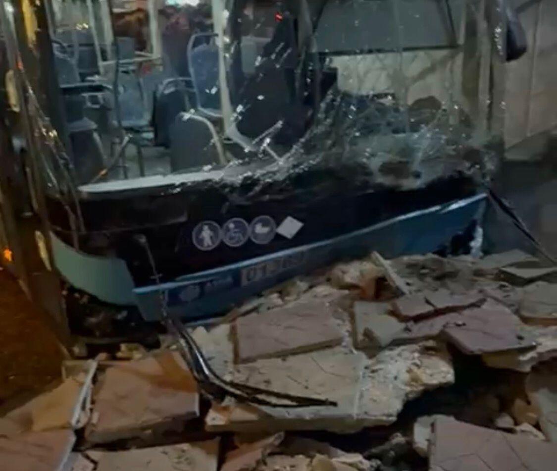 Biləcəridə 202 g&uuml;l d&uuml;kanına girdi  Xəsarət alanlar var 