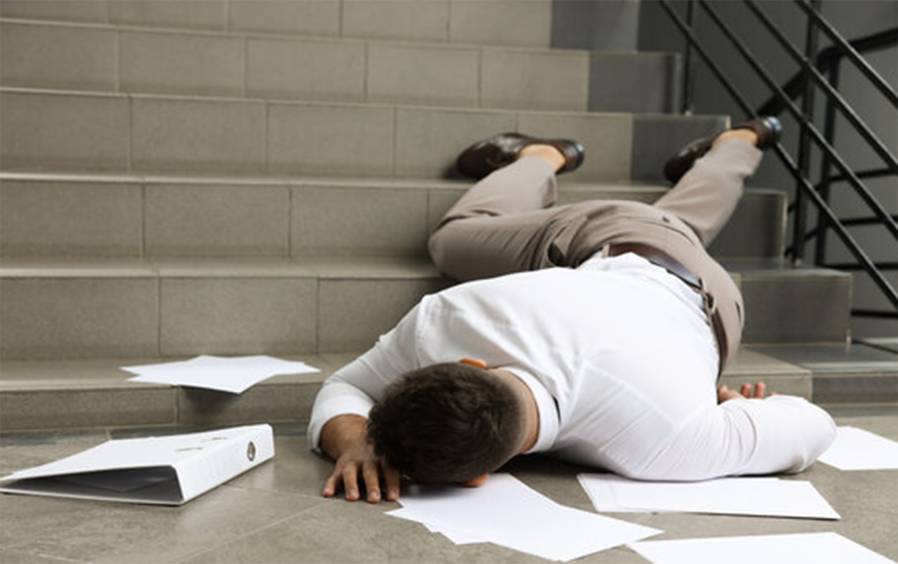 &ldquo;ASAN Xidmət&rdquo;də m&uuml;hafizə&ccedil;i ilə əlbəyaxa olub pilləkəndən yıxıldılar