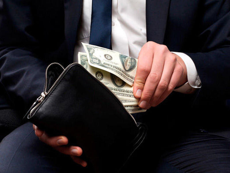 İcra n&uuml;mayəndəsinin adı &ccedil;əkilən torpaq işi: 70 min aldadıldı