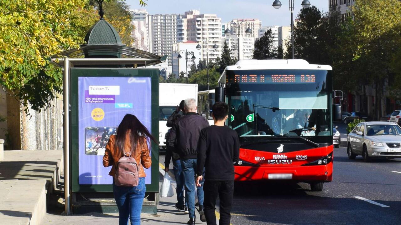 “BakuBus”da ata qızını döydü 