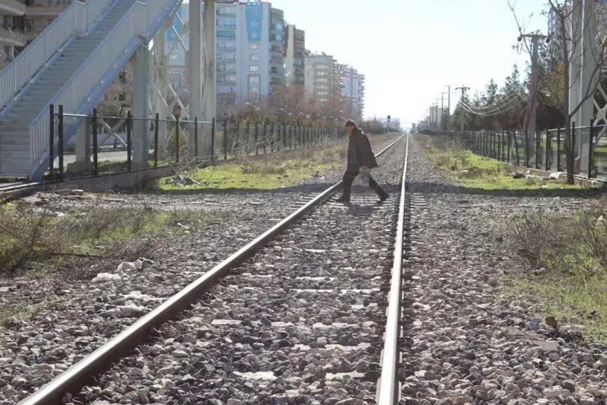 Xa&ccedil;mazda 59 yaşlı kişini qatar vurub, xəstəxanada &ouml;l&uuml;b