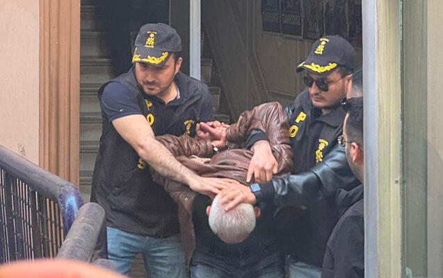 Uşaqlarının ikisini öldürüb, birini yaralayıbmış 