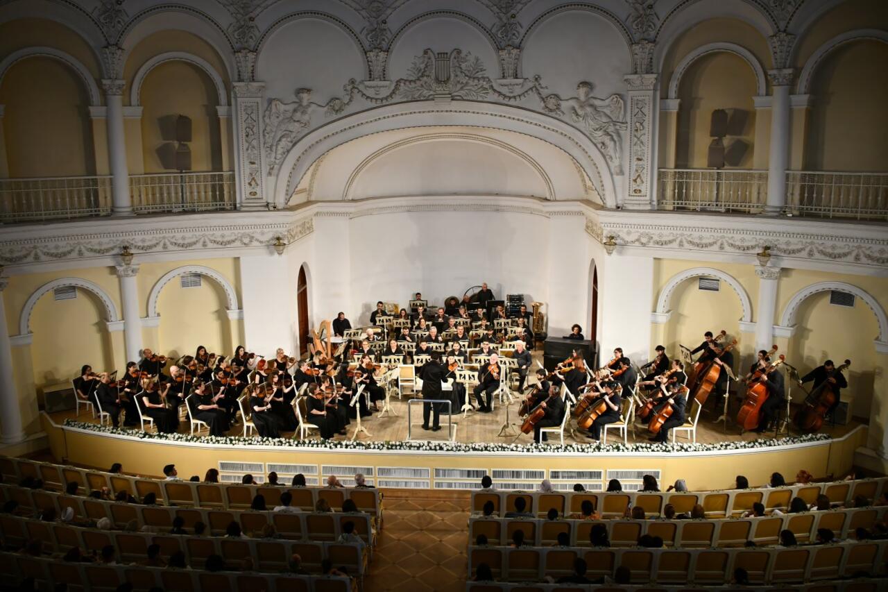 Mustafa Mehmandarovun rəhbərliyi ilə Dövlət Simfonik Orkestri musiqisevərlər qarşısında çıxış edib  FOTO