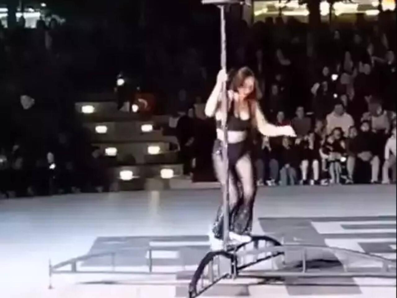 Uşaqlar üçün hazırlanan şouda striptiz göstərdilər  Ölkə qarışdı, müdiri işdən qovdular  VİDEO