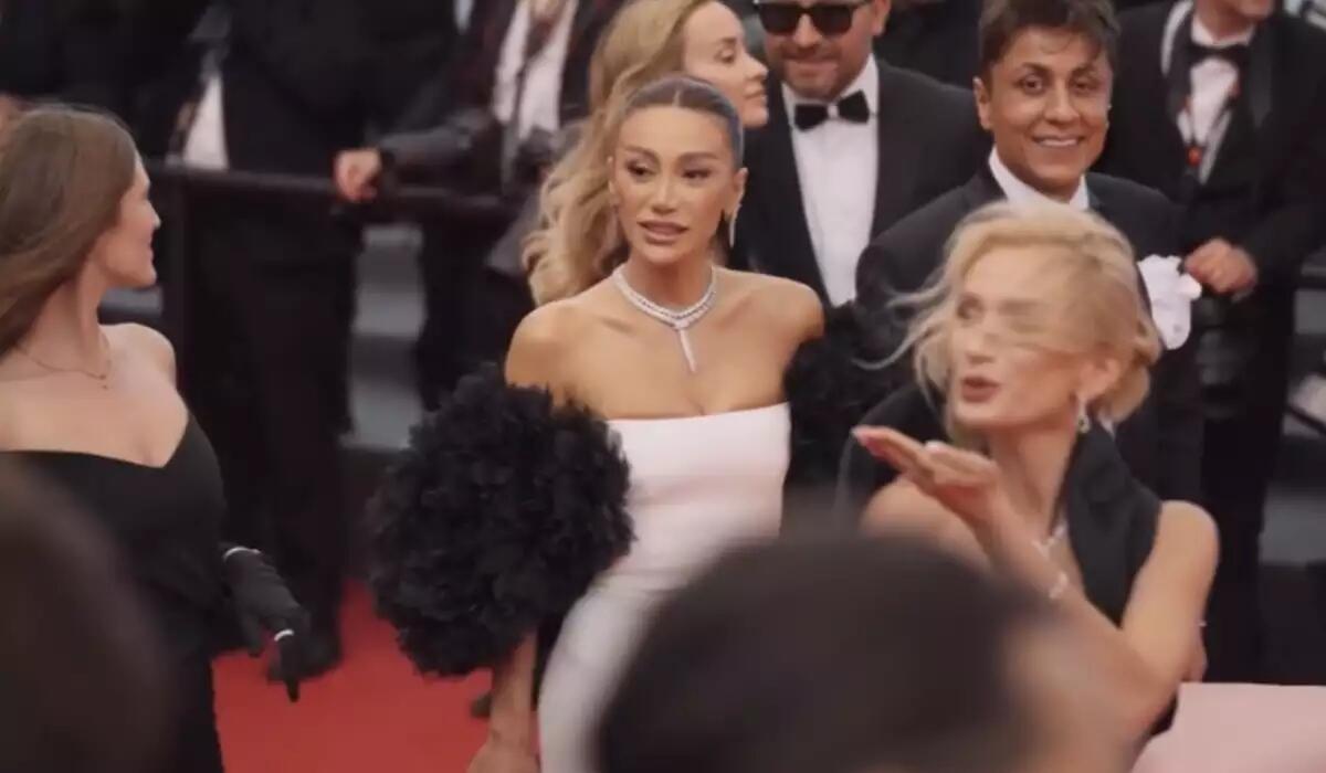 Röya Ayxan qırmızı xalıda 