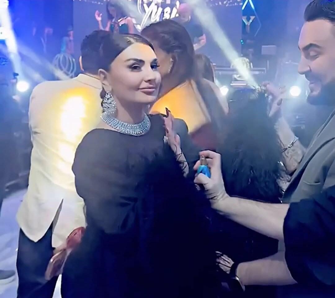 Şəbnəmin rəqs edərkən belindən qucaqlayan kişiyə reaksiyası G&Uuml;NDƏM OLDU 