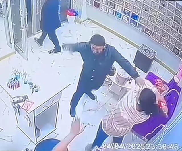 Gözəllik salonuna gələn kişi bıçaqlandı  TƏFƏRRÜAT   ANBAAN VİDEO