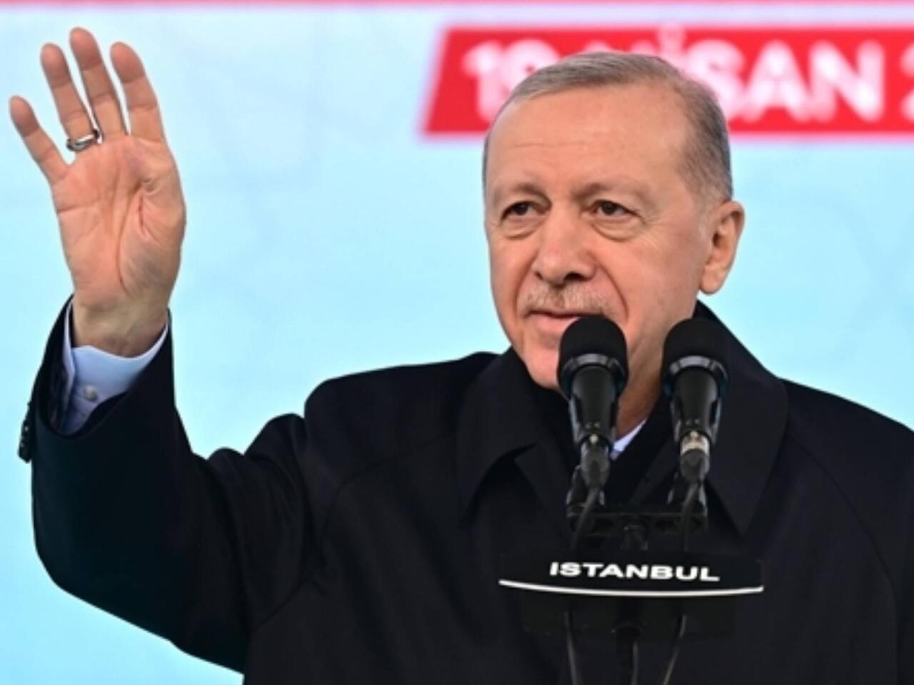 Ərdoğanın çıxışı zamanı bu plakatı qaldıran şəxs həbs edildi  FOTO