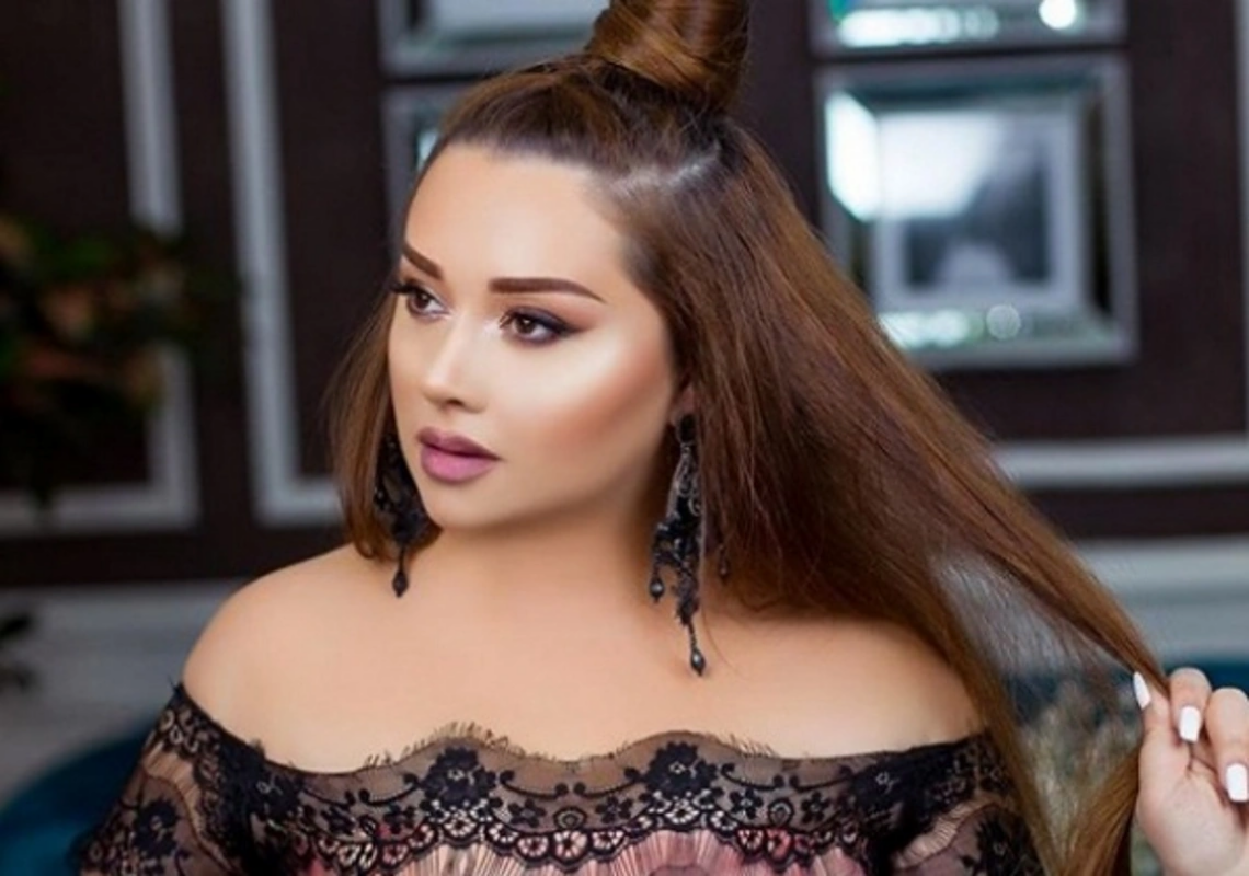 Azərbaycanlı müğənninin dekolteli libası tənqid edildi  FOTO