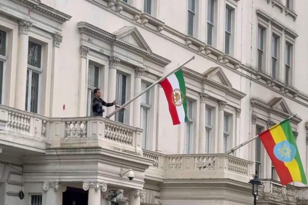 Londonda etiraz&ccedil;ılar İran səfirliyinin binasındakı bayrağı g&ouml;r&uuml;n nə ilə əvəzlədilər