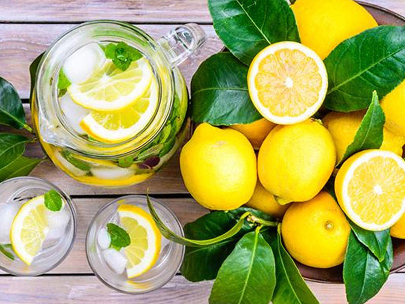Səhər acqarına limonlu su için  Faydası çoxdur