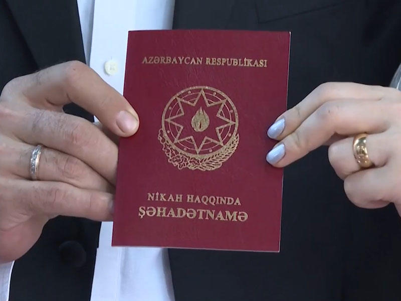 Azərbaycanda özündən böyük kişilərlə evlənən qızların sayı çoxalır 