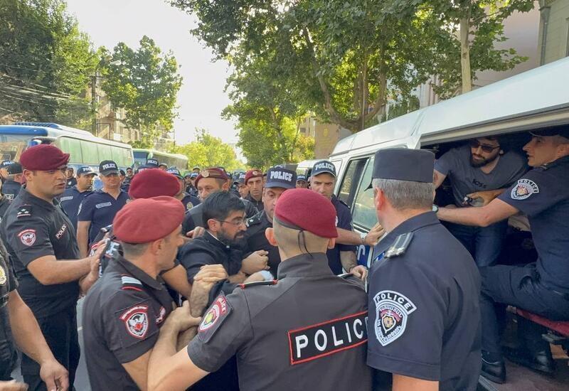 Ermənistanda polis arxiyepiskop tərəfdarlarını saxladı 