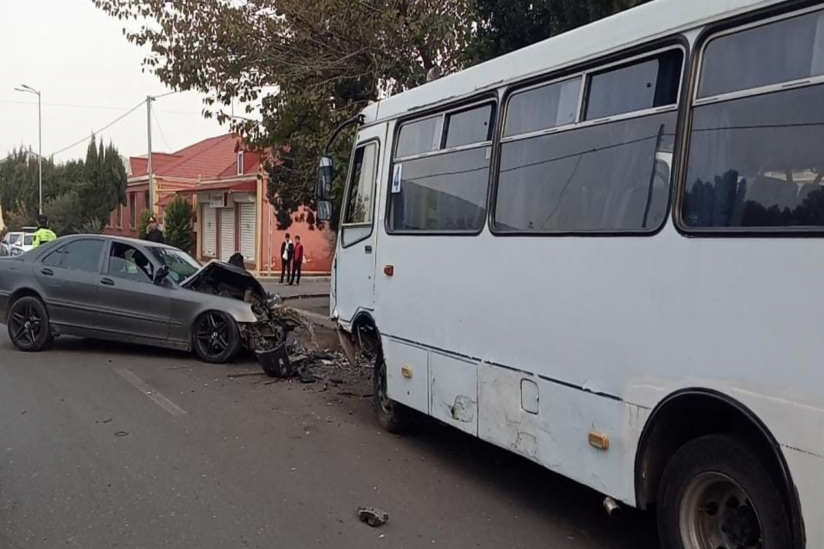 Sərnişin avtobusu ilə minik maşını toqquşub, xəsarət alanlar var