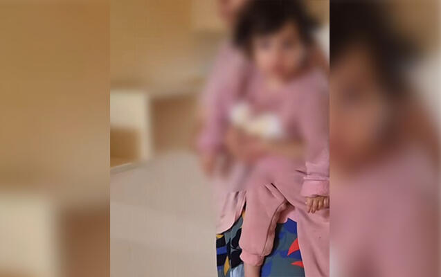 Qardaşını körpəsinin gözü önündə
