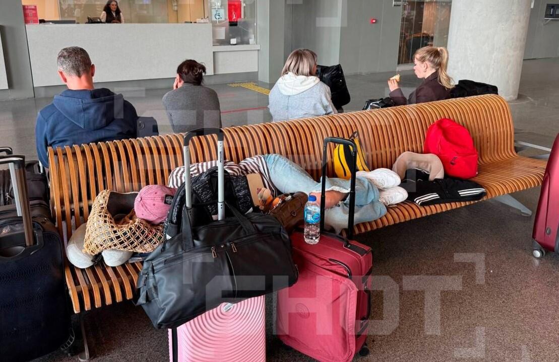 Azərbaycanlı sərnişinlər Moskvadan Bakıya uça bilmir, aeroportda yatırlar 