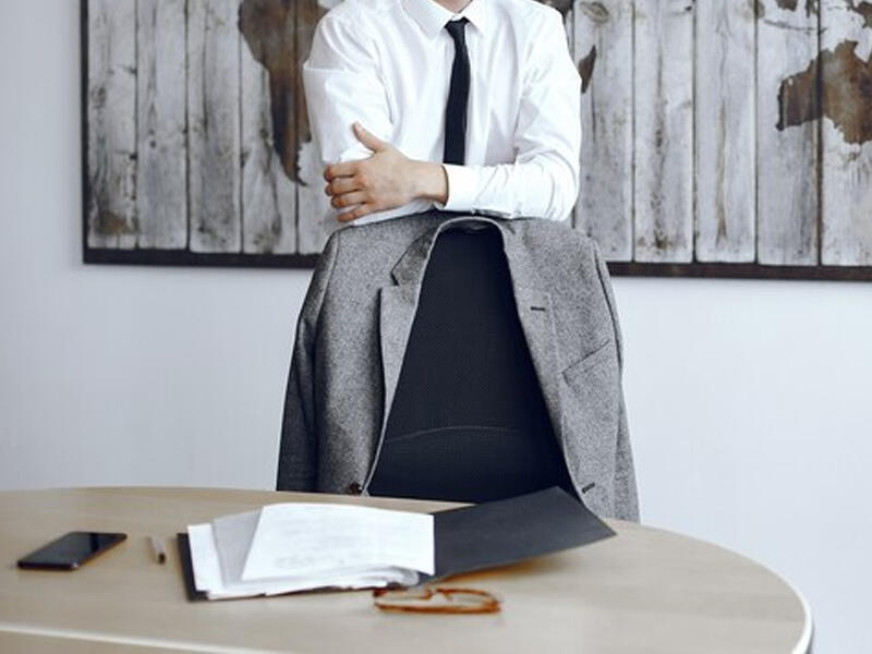 İcra baş&ccedil;ısının k&ouml;mək&ccedil;isi işdən &ccedil;ıxarıldı  Sərxoş halda...