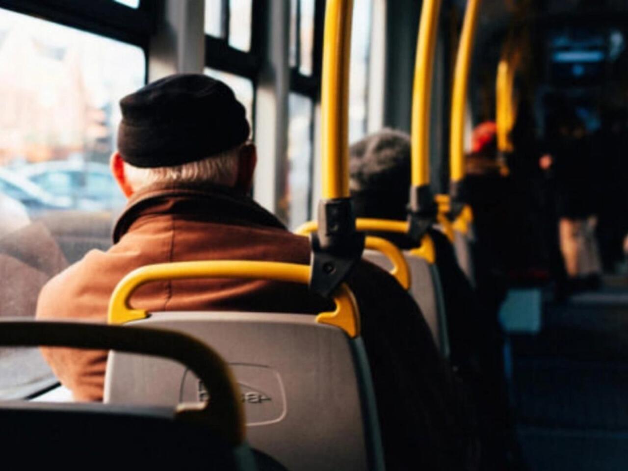 65 yaşlı kişi avtobusda &ouml;ld&uuml;