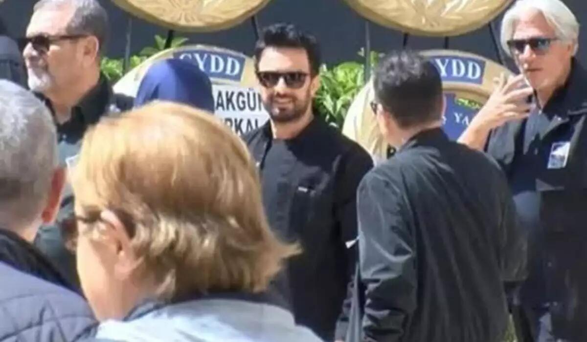Tarkan anasının dəfnində 