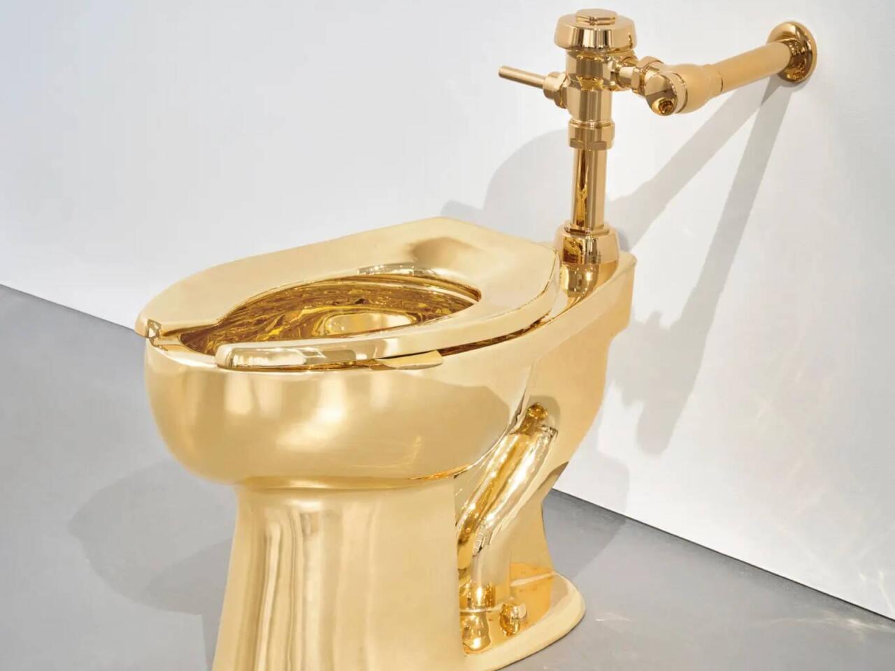 Bu unitaz 10 min dollara satışa çıxarıldı  Qızıldandır