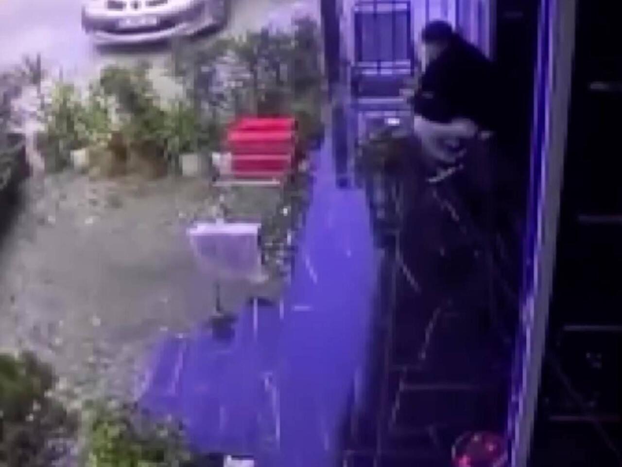 Zəlzələ vaxtı insanlar binadan belə qaçıblar  VİDEO