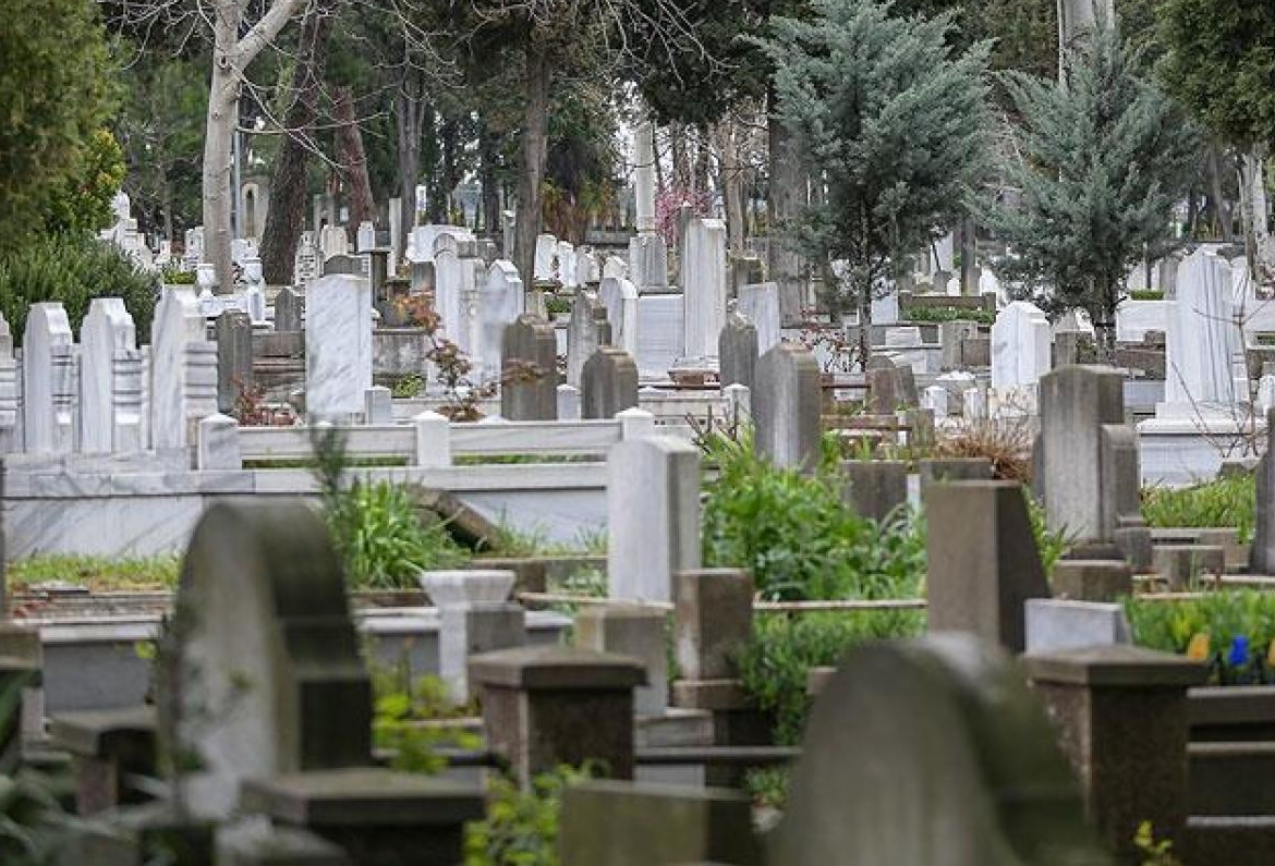 İki qızı və əri faciəvi şəkildə öldü  özü yaralı dəfnə gəldi 