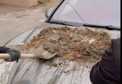 Bakıda "Porsche"nin üstündə beton qarışdırdılar 