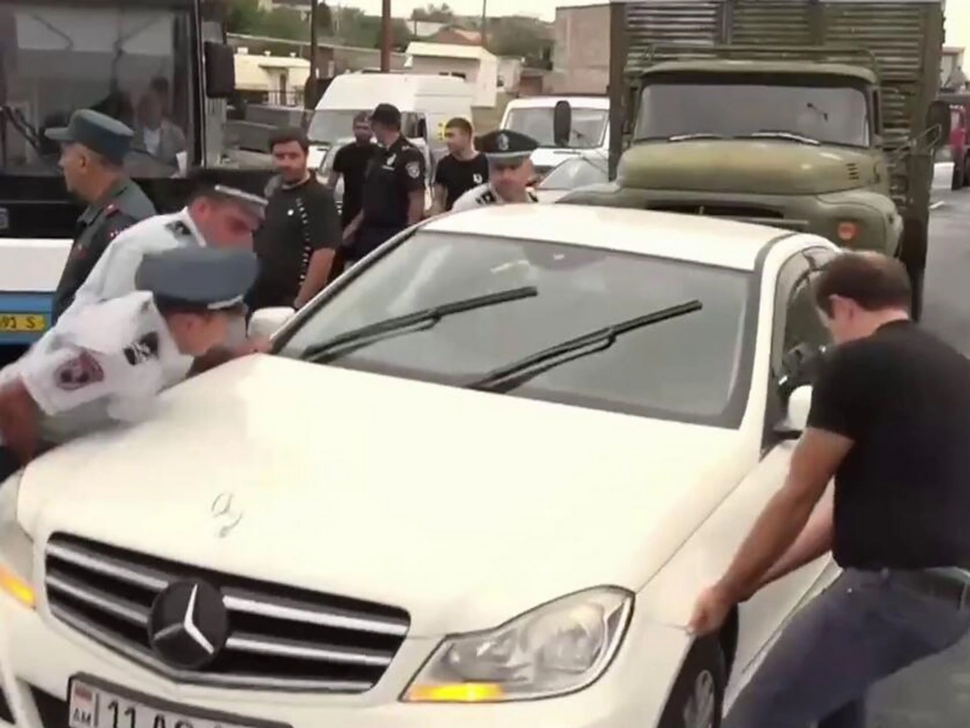 Ermənilər yenə etiraz edir  Yolu bağladılar