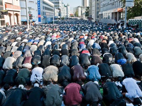 Bakıda yolu bağlayıb namaz qıldılar, sakinlər etiraz etdi  “Dua edirlər, amma biz işə gecikirik”