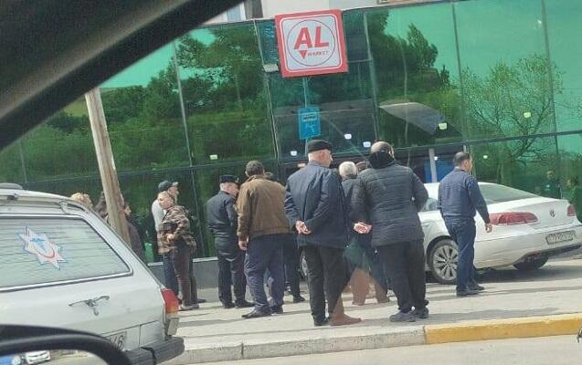 Sumqayıtda avtomobil marketə çırpıldı 