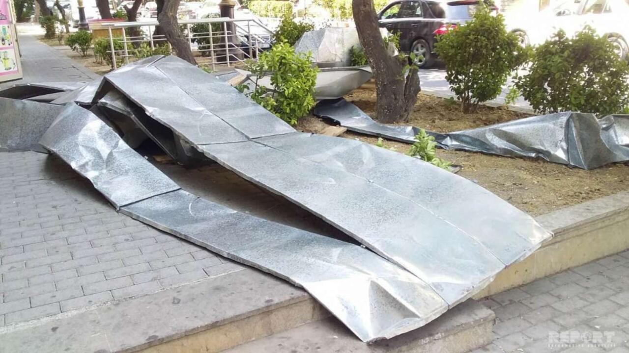 G&uuml;cl&uuml; k&uuml;lək Bakıda binanın damını u&ccedil;urdu 