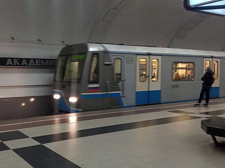 Moskvada metrosunda qatarın altına yıxılan uşaq möcüzəvi şəkildə sağ qaldı 