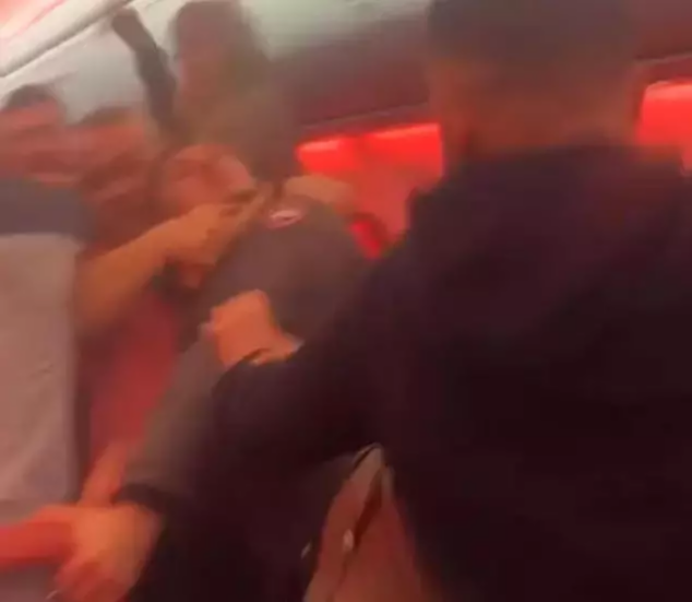 T&uuml;rkiyədən havalanan təyyarədə dəhşətli dava: Salon qan i&ccedil;ində qaldı 