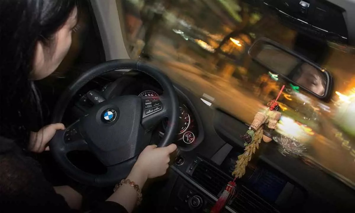 500dən cəriməsi olan qızın BMWsi əlindən alındı