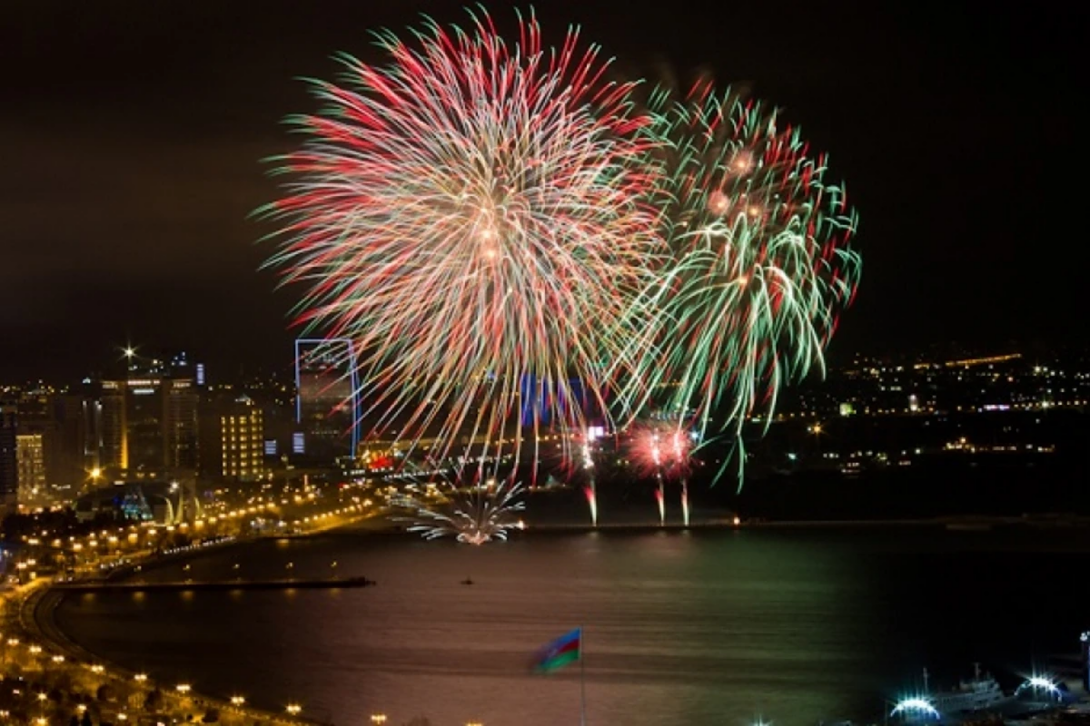 31 Dekabr   D&uuml;nya Azərbaycanlılarının Həmrəyliyi G&uuml;n&uuml; və Yeni il bayramı m&uuml;nasibəti ilə Bakıda m&ouml;htəşəm atəşfəşanlıq ke&ccedil;irildi