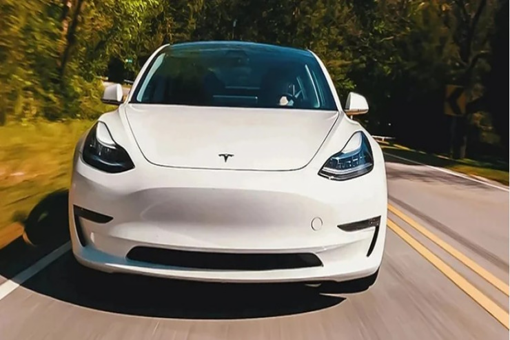 Almaniyada yeddi "Tesla" avtomobili alovlanıb külə döndü