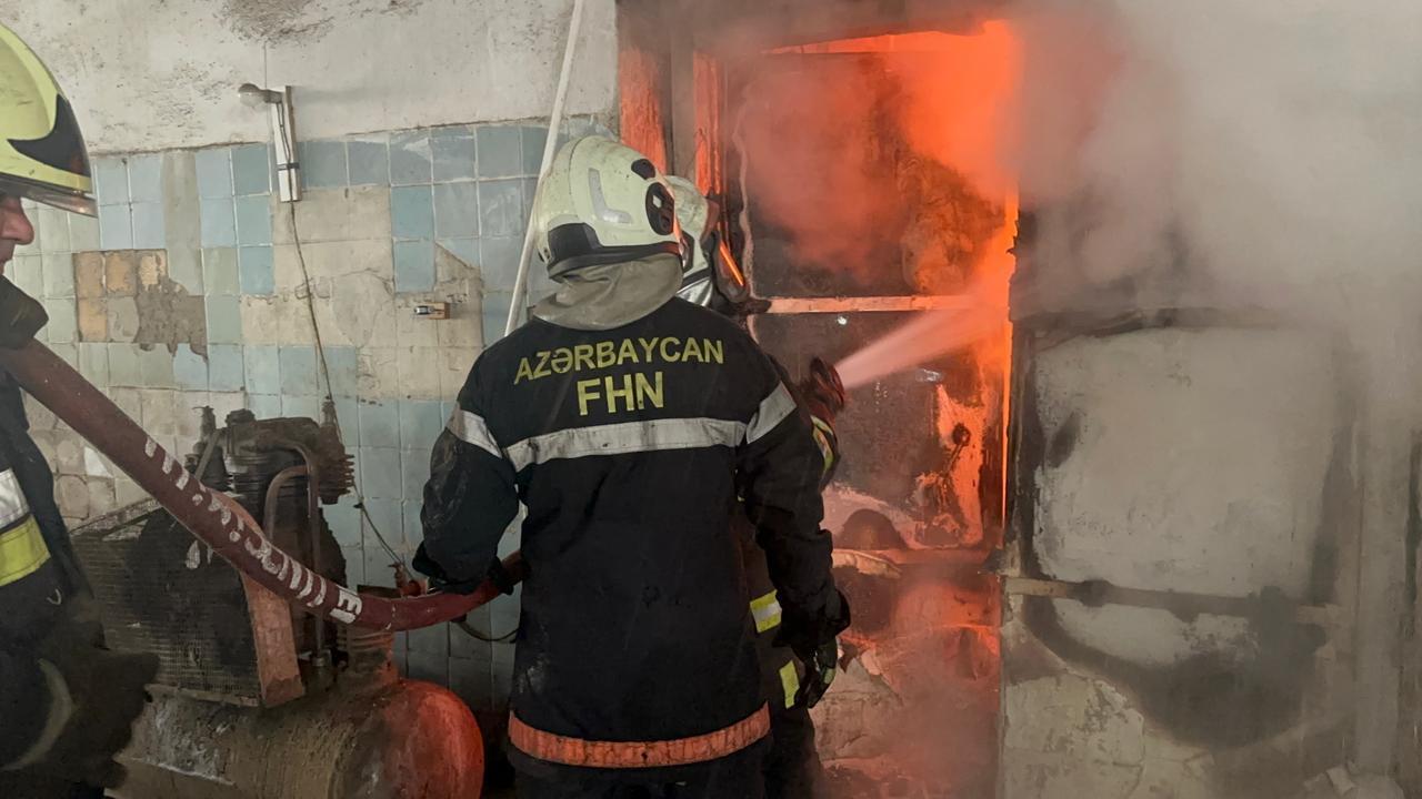 Tovuzda ruhiəsəb xəstəsi anasını öldürdü, bacısını yaraladı  Daha sonra evlərini yandırdı