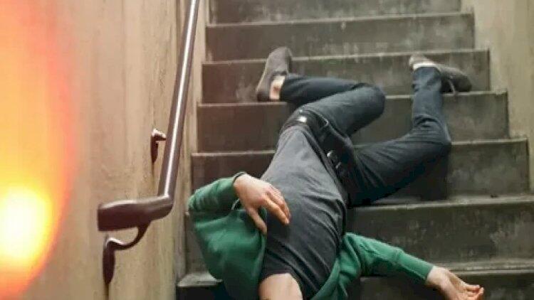 64 yaşlı kişi pilləkəndən yıxılıb &ouml;ld&uuml;