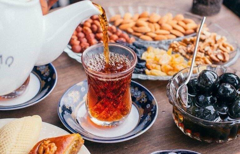 Hər gün qaşıq qaşıq yeyirik  Mədəmizi "deşirmiş"