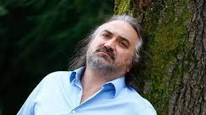 Xanımının Volkan Konakın tabutu başında çətin anları 