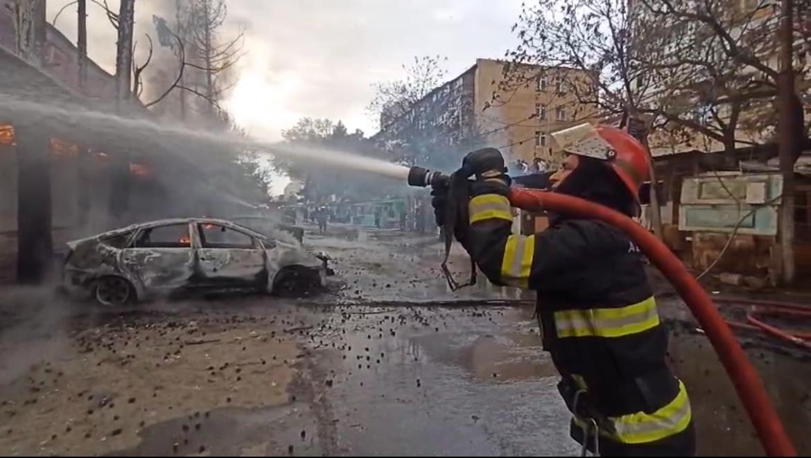 Bakıdakı dəhşətli yanğından yeni görüntülər, maşınlar yanıb kül oldu 