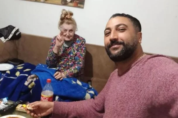74 yaşlı nənə özündən 30 yaş kiçik əcnəbi ilə EVLƏNDİ  FOTO