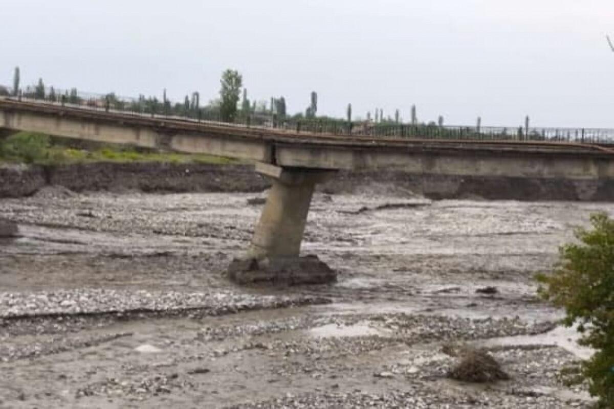 Qubada körpü çökdü, 30dan çox kəndin yolu bağlandı 