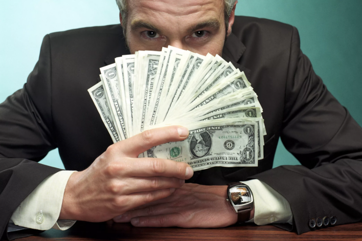 950 milyon sərvəti var, dolana bilmədiyini a&ccedil;ıqladı  İş adamı g&uuml;ndəmdə 