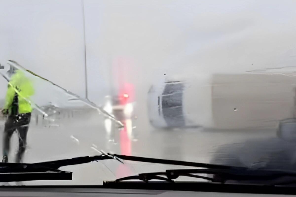 Qaradağda güclü külək yük maşınını aşırdı