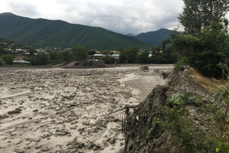 Azərbaycanda sabiq deputatın bacısı oğlunu sel apardı 