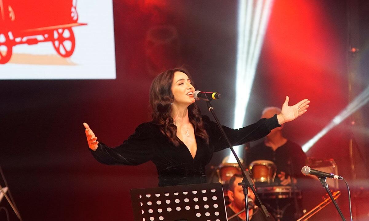 Öykü Gürman Volkan Konakın ölümündən sonra konsertində duyğusal anlar yaşadı
