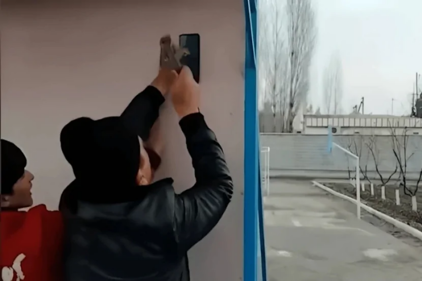 Direktor şagirdin telefonunu divara mismarladı 