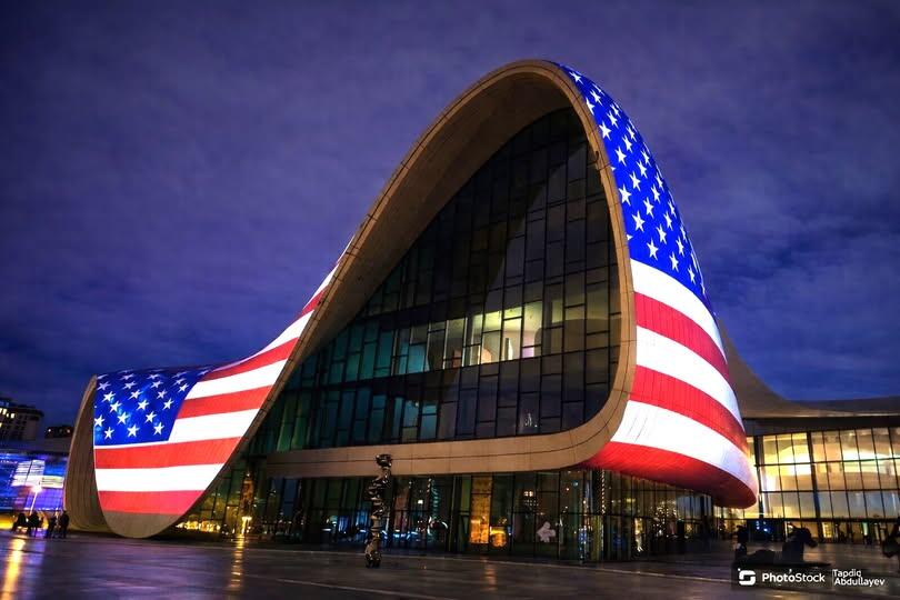 Heydər Əliyev Mərkəzi ABŞ bayrağı ilə işıqlandırıldı