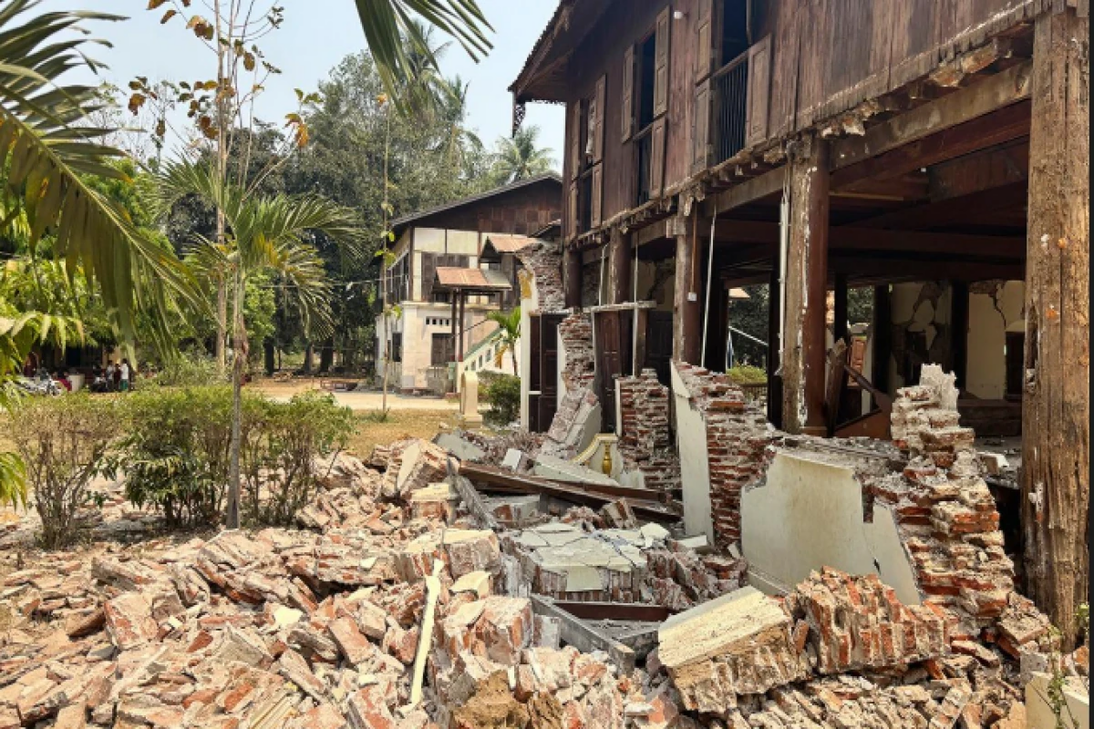 Myanmada zəlzələdə uçan binanın dağıntıları altında 90dan çox insanın qaldığı ehtimal edilir